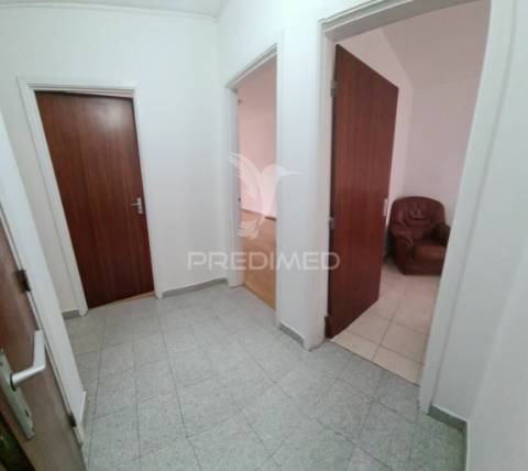 Apartamento t4-(4 quartos) vale de amoreira - moita