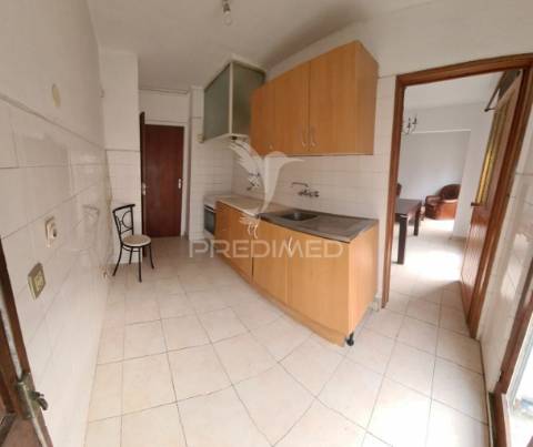 Apartamento t4-(4 quartos) vale de amoreira - moita