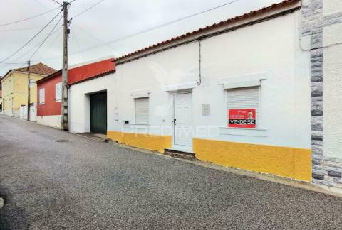 Moradia t3 , composta por, rés-do-chão e primeiro andar. pernes