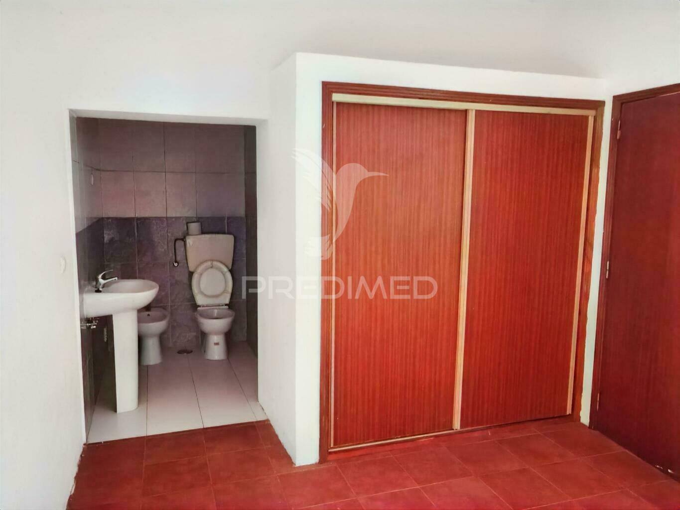Moradia t3 , composta por, rés-do-chão e primeiro andar. pernes
