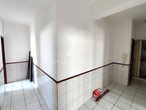 Apartamento t2 em fase de remodelação total amora