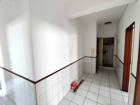 Apartamento t2 em fase de remodelação total amora