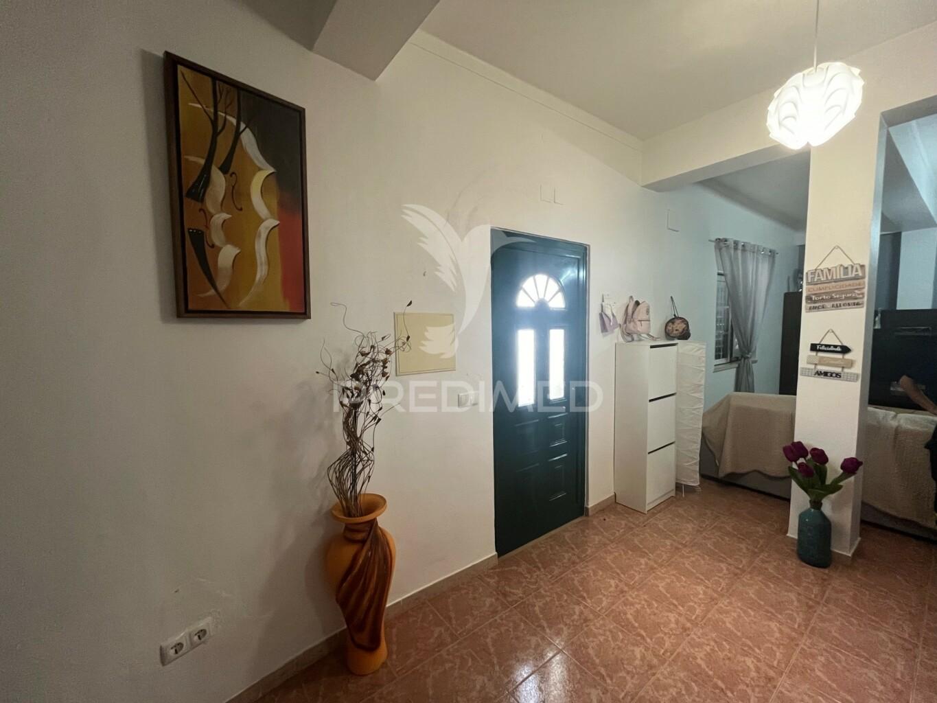 R/chão de moradia t2 c/quintal vedado