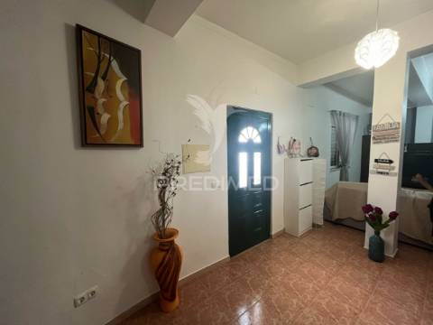 R/chão de moradia t2 c/quintal vedado