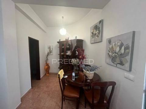 R/chão de moradia t2 c/quintal vedado