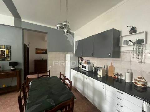 R/chão de moradia t2 c/quintal vedado
