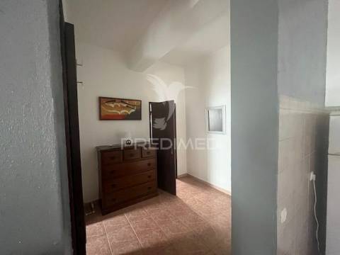 R/chão de moradia t2 c/quintal vedado