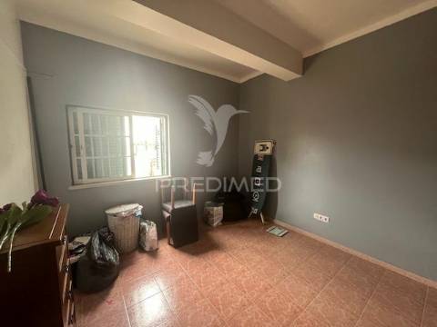 R/chão de moradia t2 c/quintal vedado