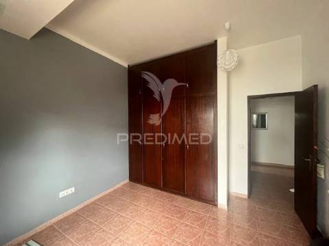R/chão de moradia t2 c/quintal vedado