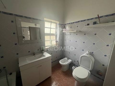 R/chão de moradia t2 c/quintal vedado