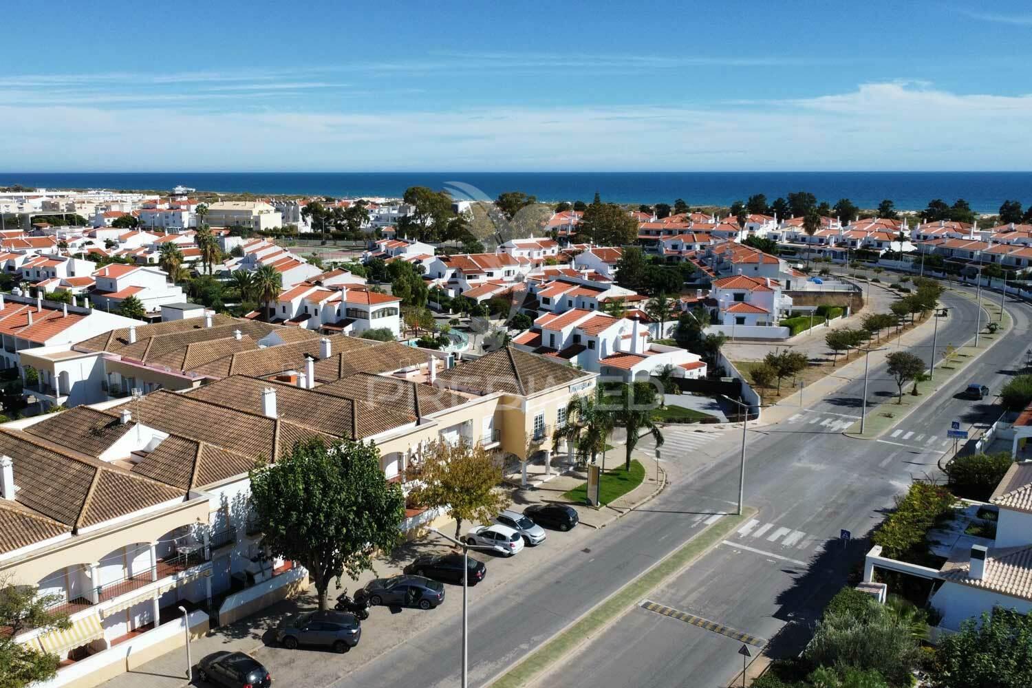 Arrenda-se t2 em altura, perto da praia, excepto agosto