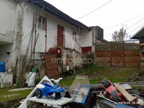 Moradia t3 para recuperar em gondemaria e olival, ourém