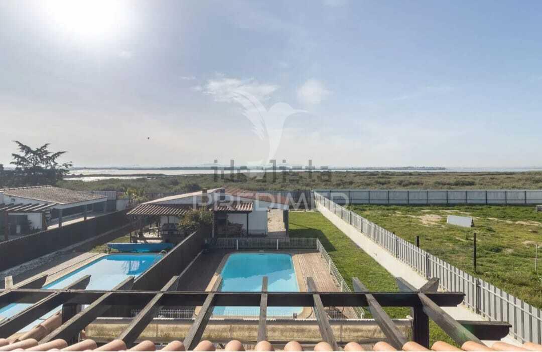 Moradia com piscina e lote de 740 m2