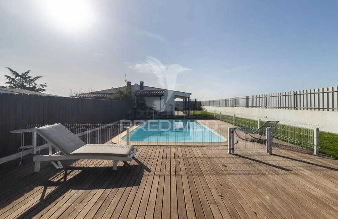 Moradia com piscina e lote de 740 m2