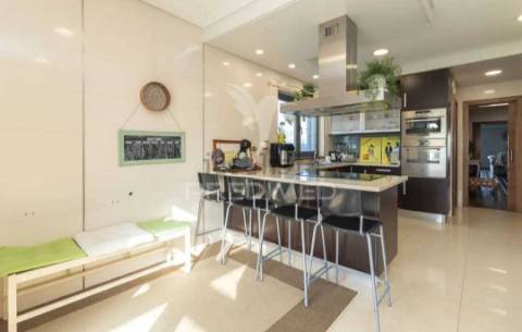 Moradia com piscina e lote de 740 m2