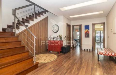 Moradia com piscina e lote de 740 m2