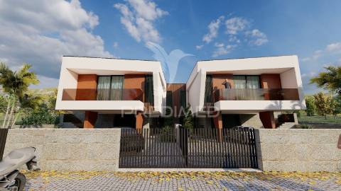 Terreno c/projeto aprovado para 2 moradias