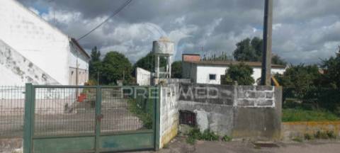 Vende se quintinha com moradia bi-familiar nas pontes em setúbal setúbal > gâmbia-pontes-alto guerra valor de 372 000,00 €