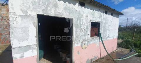 Vende se quintinha com moradia bi-familiar nas pontes em setúbal setúbal > gâmbia-pontes-alto guerra valor de 372 000,00 €