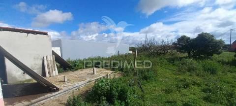 Vende se quintinha com moradia bi-familiar nas pontes em setúbal setúbal > gâmbia-pontes-alto guerra valor de 372 000,00 €