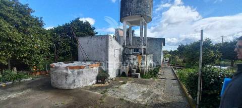 Vende se quintinha com moradia bi-familiar nas pontes em setúbal setúbal > gâmbia-pontes-alto guerra valor de 372 000,00 €