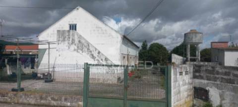 Vende se quintinha com moradia bi-familiar nas pontes em setúbal setúbal > gâmbia-pontes-alto guerra valor de 372 000,00 €