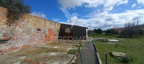 Vende se quintinha com moradia bi-familiar nas pontes em setúbal setúbal > gâmbia-pontes-alto guerra valor de 372 000,00 €