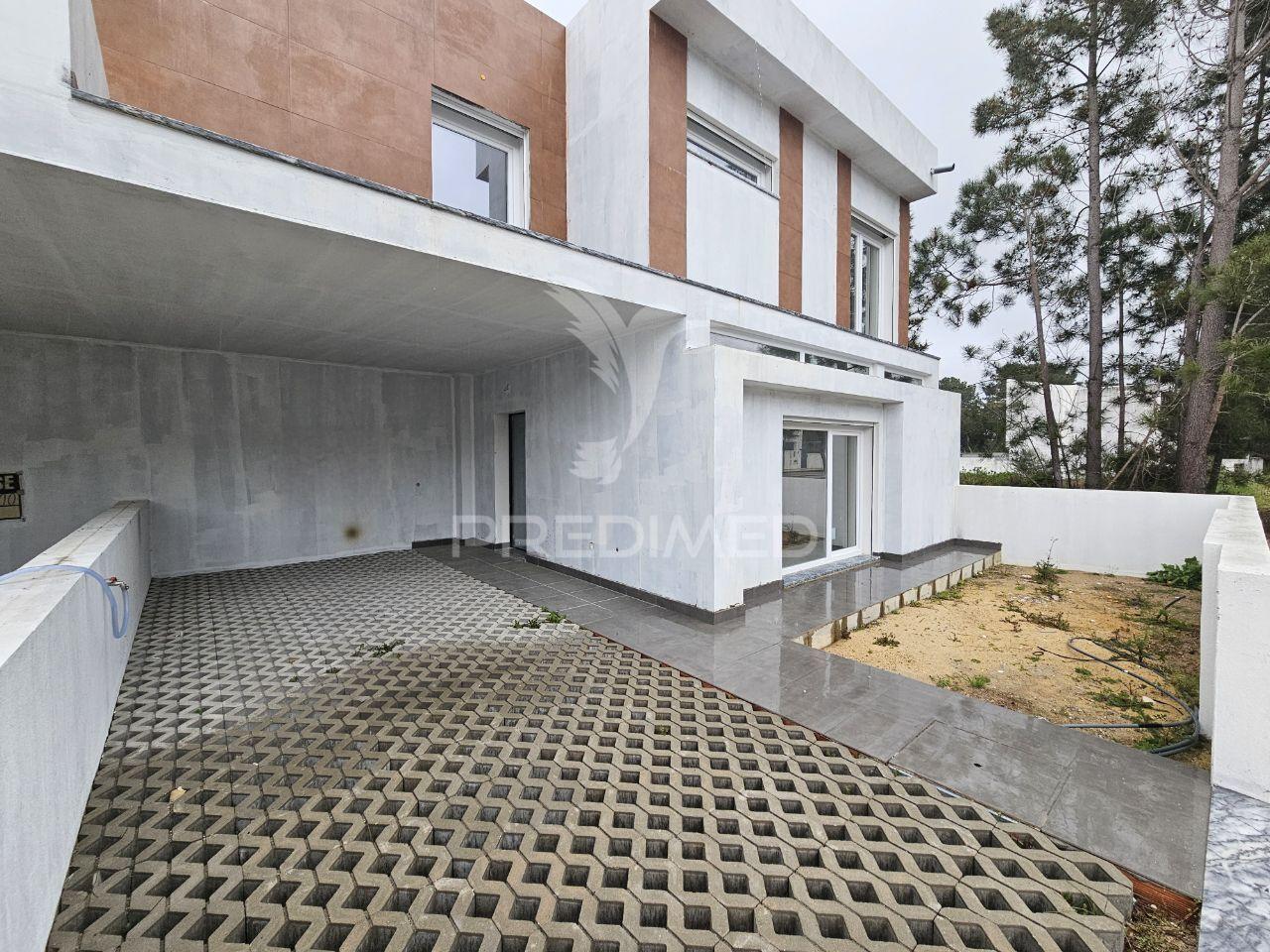 Moradia banda t4 c/garagem, no alto das vinhas - sesimbra