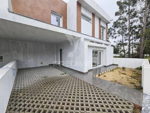 Moradia banda t4 c/garagem, no alto das vinhas - sesimbra