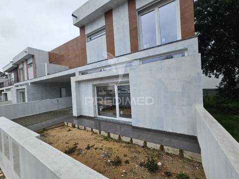 Moradia banda t4 c/garagem, no alto das vinhas - sesimbra