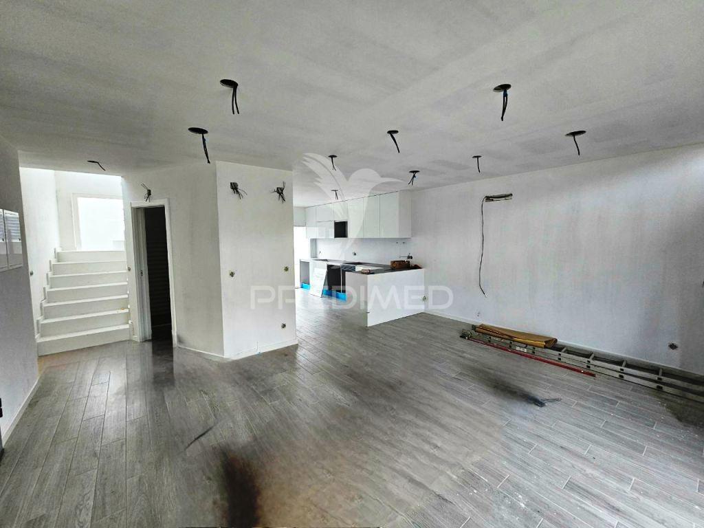 Moradia banda t4 c/garagem, no alto das vinhas - sesimbra