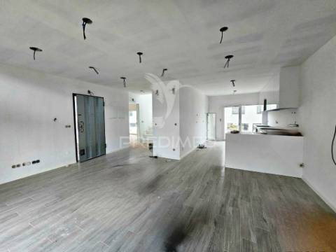 Moradia banda t4 c/garagem, no alto das vinhas - sesimbra