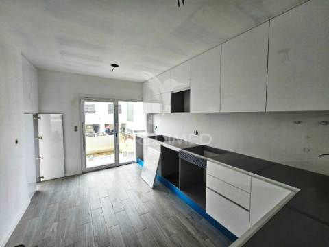Moradia banda t4 c/garagem, no alto das vinhas - sesimbra