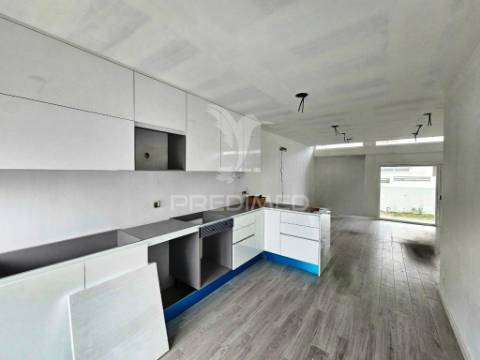 Moradia banda t4 c/garagem, no alto das vinhas - sesimbra