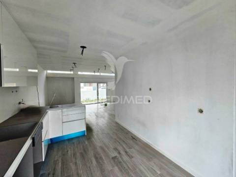 Moradia banda t4 c/garagem, no alto das vinhas - sesimbra