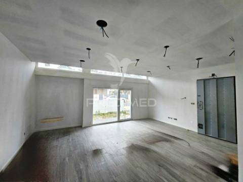 Moradia banda t4 c/garagem, no alto das vinhas - sesimbra