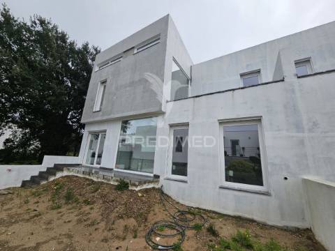 Moradia banda t4 c/garagem, no alto das vinhas - sesimbra