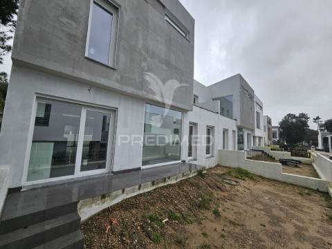 Moradia banda t4 c/garagem, no alto das vinhas - sesimbra