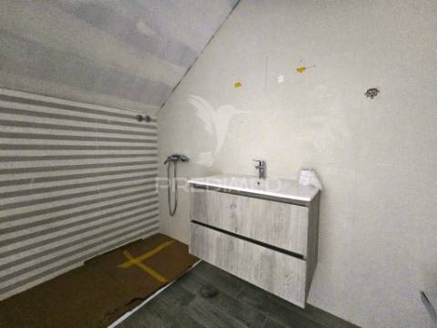 Moradia banda t4 c/garagem, no alto das vinhas - sesimbra
