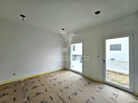 Moradia banda t4 c/garagem, no alto das vinhas - sesimbra