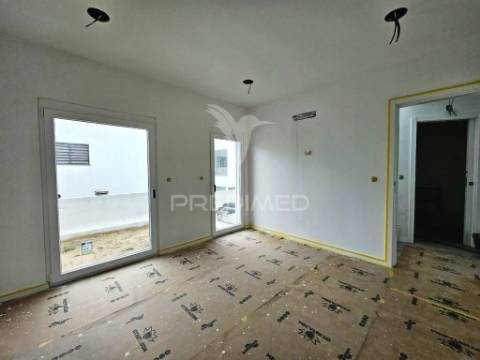 Moradia banda t4 c/garagem, no alto das vinhas - sesimbra