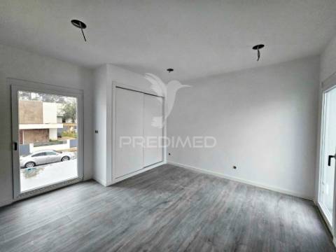 Moradia banda t4 c/garagem, no alto das vinhas - sesimbra