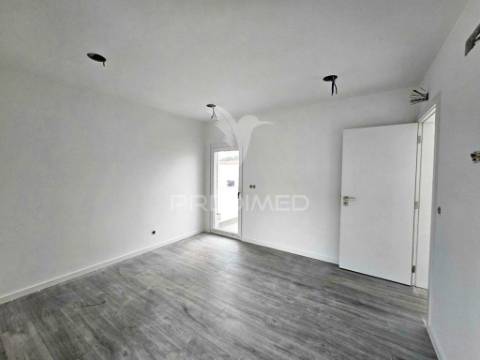 Moradia banda t4 c/garagem, no alto das vinhas - sesimbra