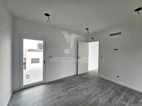 Moradia banda t4 c/garagem, no alto das vinhas - sesimbra