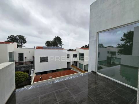 Moradia banda t4 c/garagem, no alto das vinhas - sesimbra