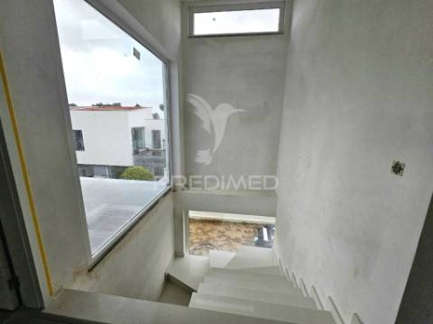 Moradia banda t4 c/garagem, no alto das vinhas - sesimbra