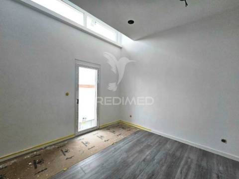 Moradia banda t4 c/garagem, no alto das vinhas - sesimbra