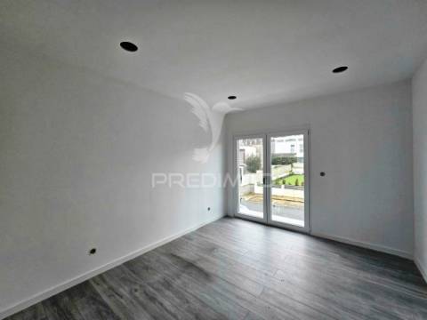 Moradia banda t4 c/garagem, no alto das vinhas - sesimbra