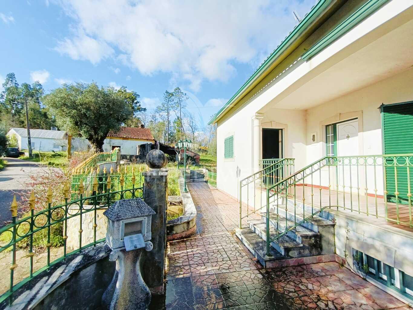 Moradia de tipologia t9, sita na freguesia de gondemaria e olival.