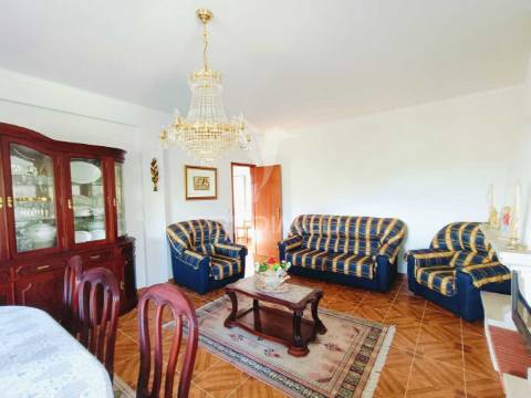 Moradia de tipologia t9, sita na freguesia de gondemaria e olival.